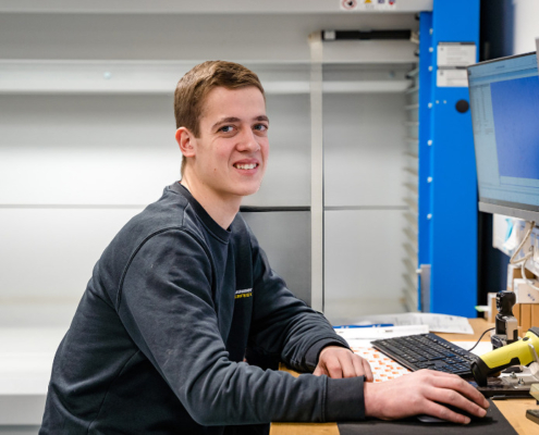 Langzauner Mitarbeiter am Computer