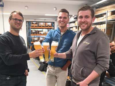 Kollegen-beim-Anstossen Kollegen beim Anstoßen