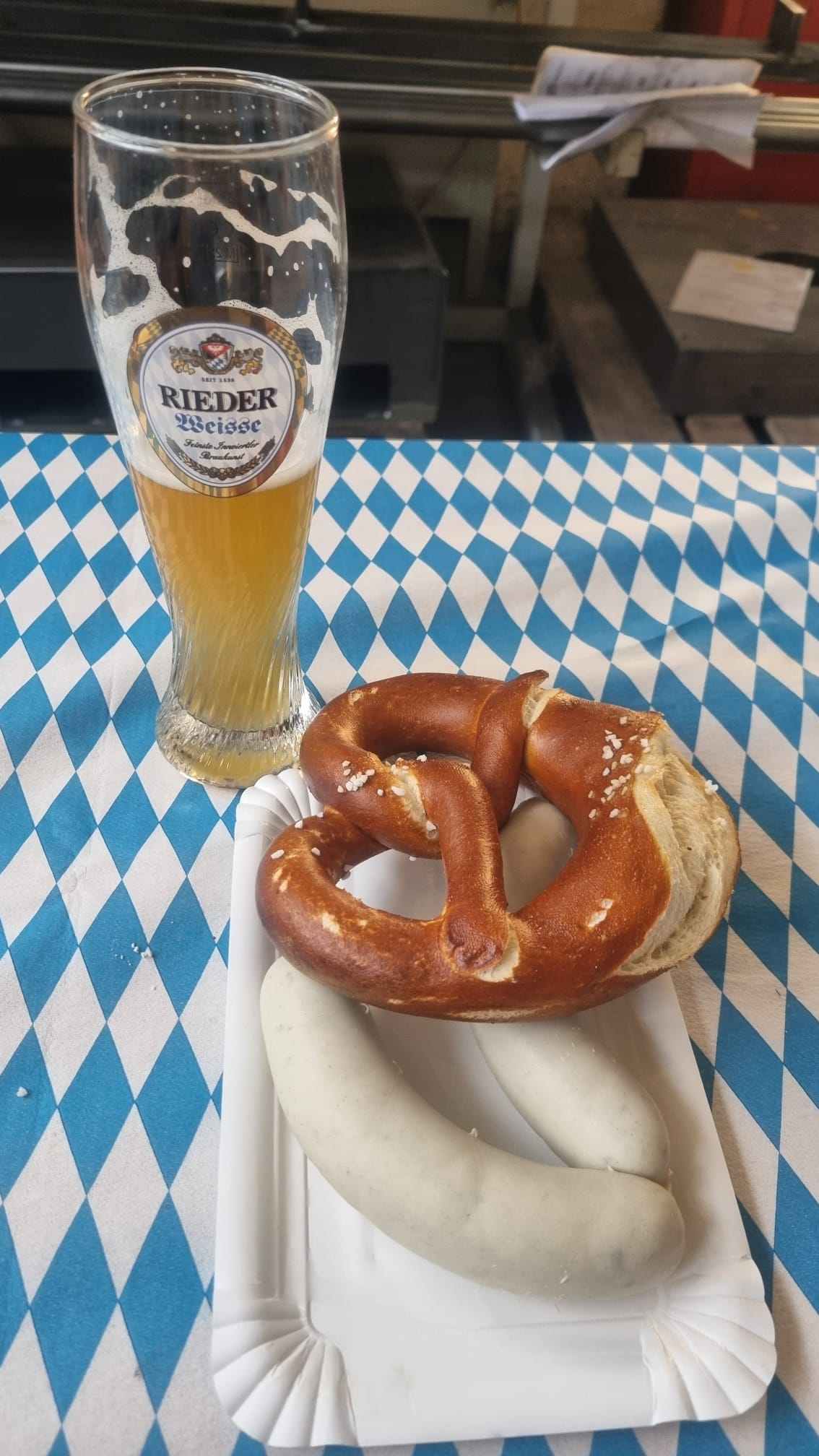 Oktoberfest mit Weißwurst und Bier