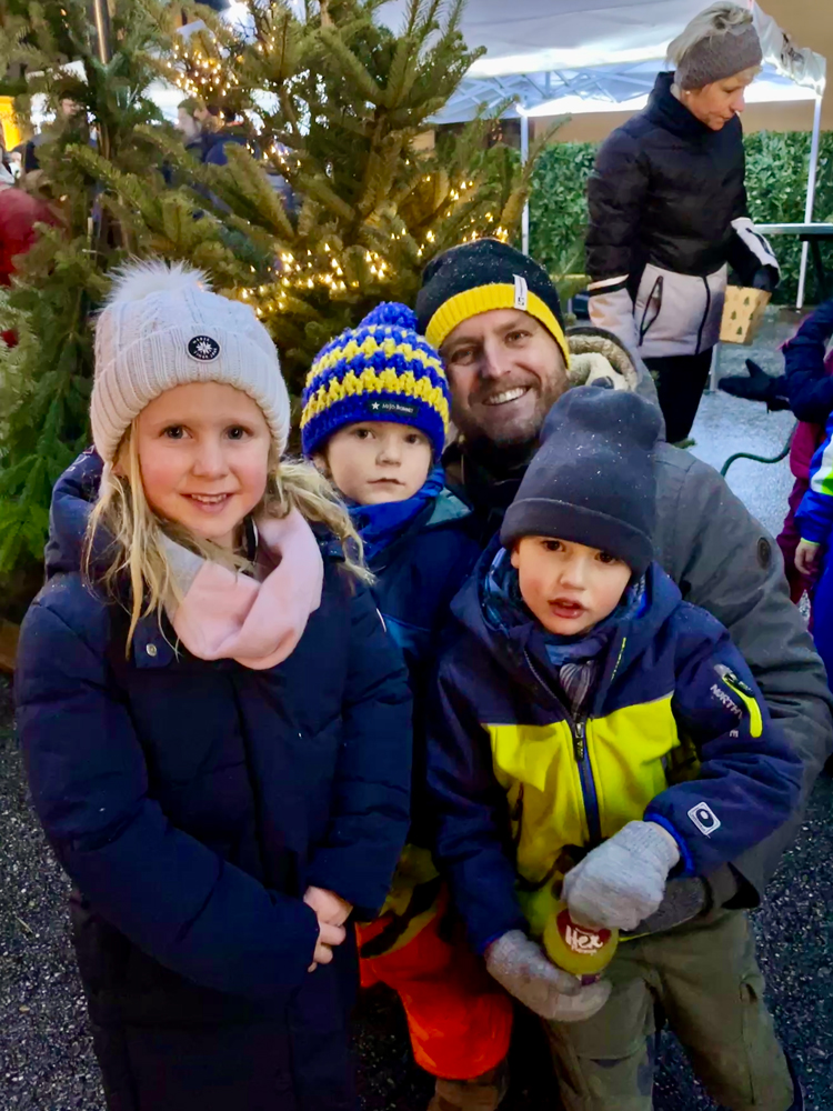 Langzauner Adventmarkt Mitarbeiter mit Kinder
