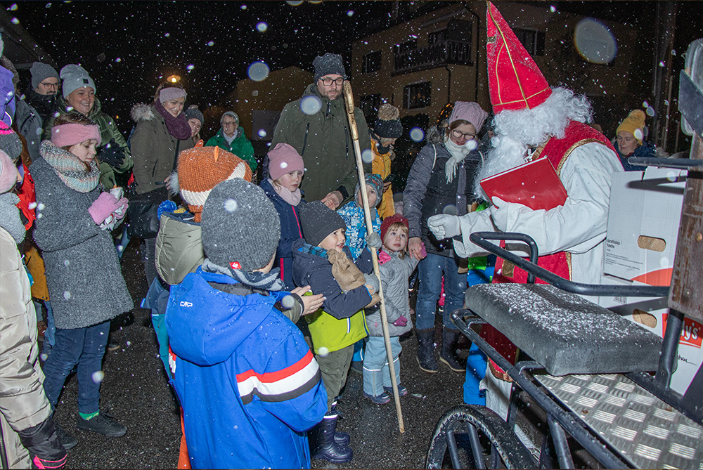 Langzauner Adventmarkt Nikolaus bei Ankunft