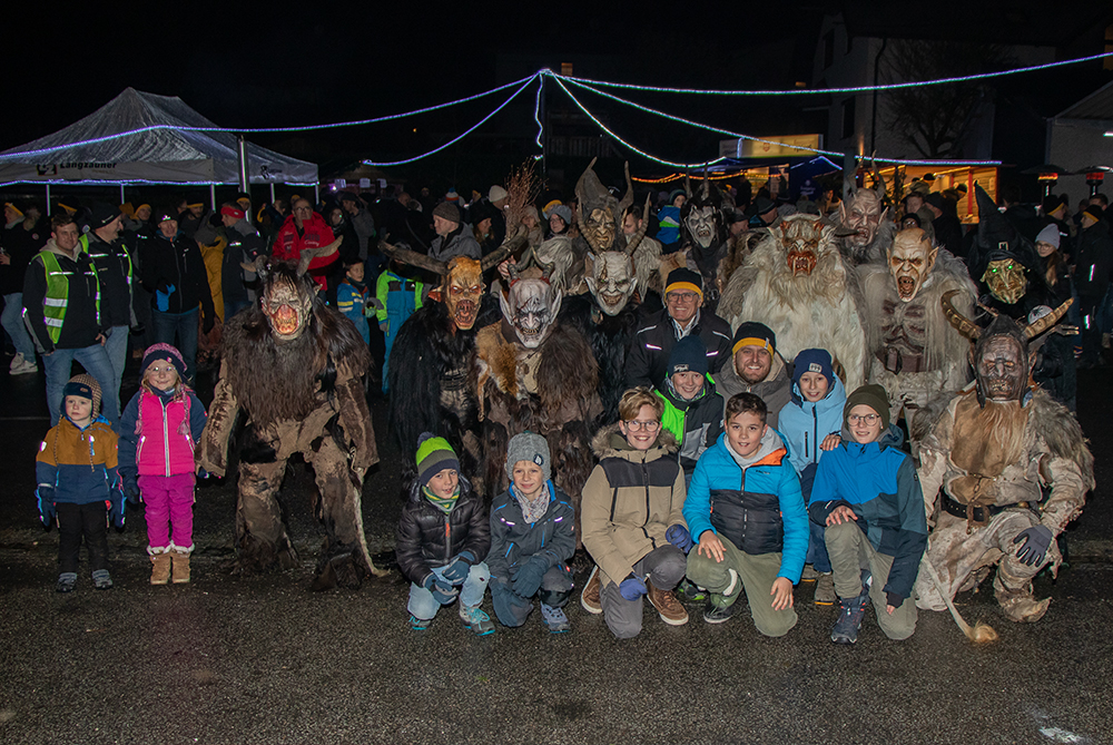 Langzauner Adventmarkt Perchten Gruppenfoto