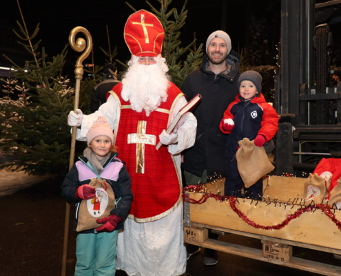 Nikolaus verteilt Geschenke