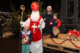 Nikolaus verteilt Geschenke
