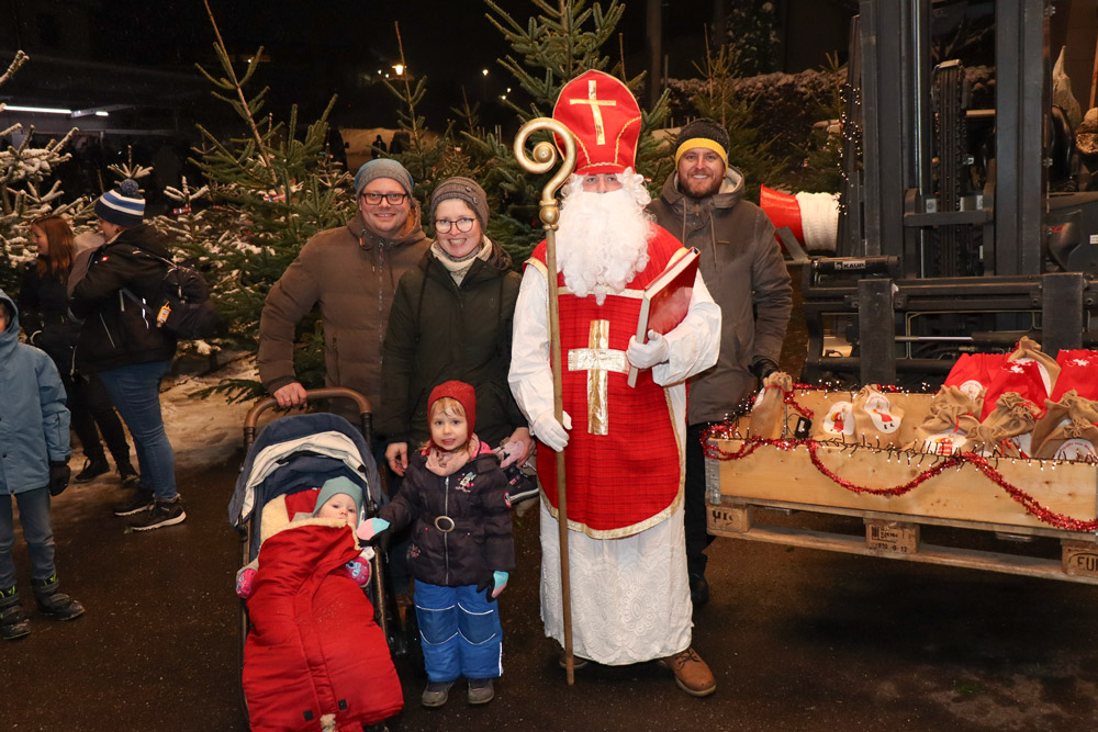 Langzauner Adventmarkt Nikolaus zu Besuch