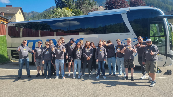 Lehrlingsausflug 2024 – vor dem Bus Lehrlingsausflug 2024 - vor dem Bus