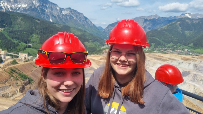 Lehrlingsausflug 2024 – Mädchen mit Helm Lehrlingsausflug 2024 - Mädchen mit Helm