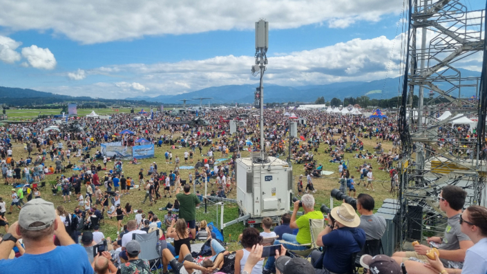 Menschen bei der Flugshow Menschen bei der Flugshow
