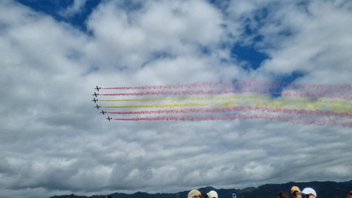 Flugshow mit Streifen Flugshow mit Streifen