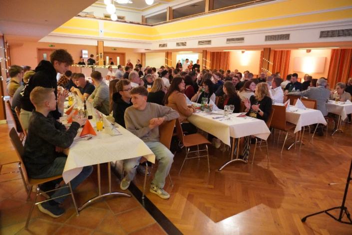 langzauner-weihnachtsfeier Langzauner Weihnachtsfeier mit festlich dekorierten Tischen