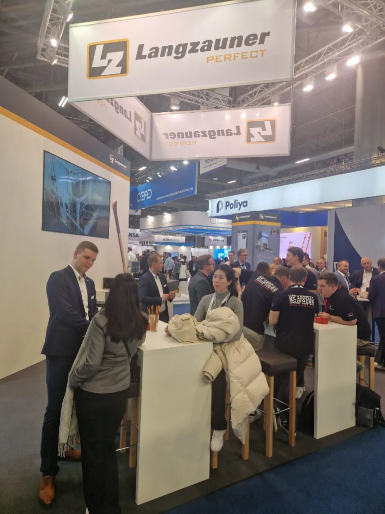 langzauner-jec-world-besucher-messestand